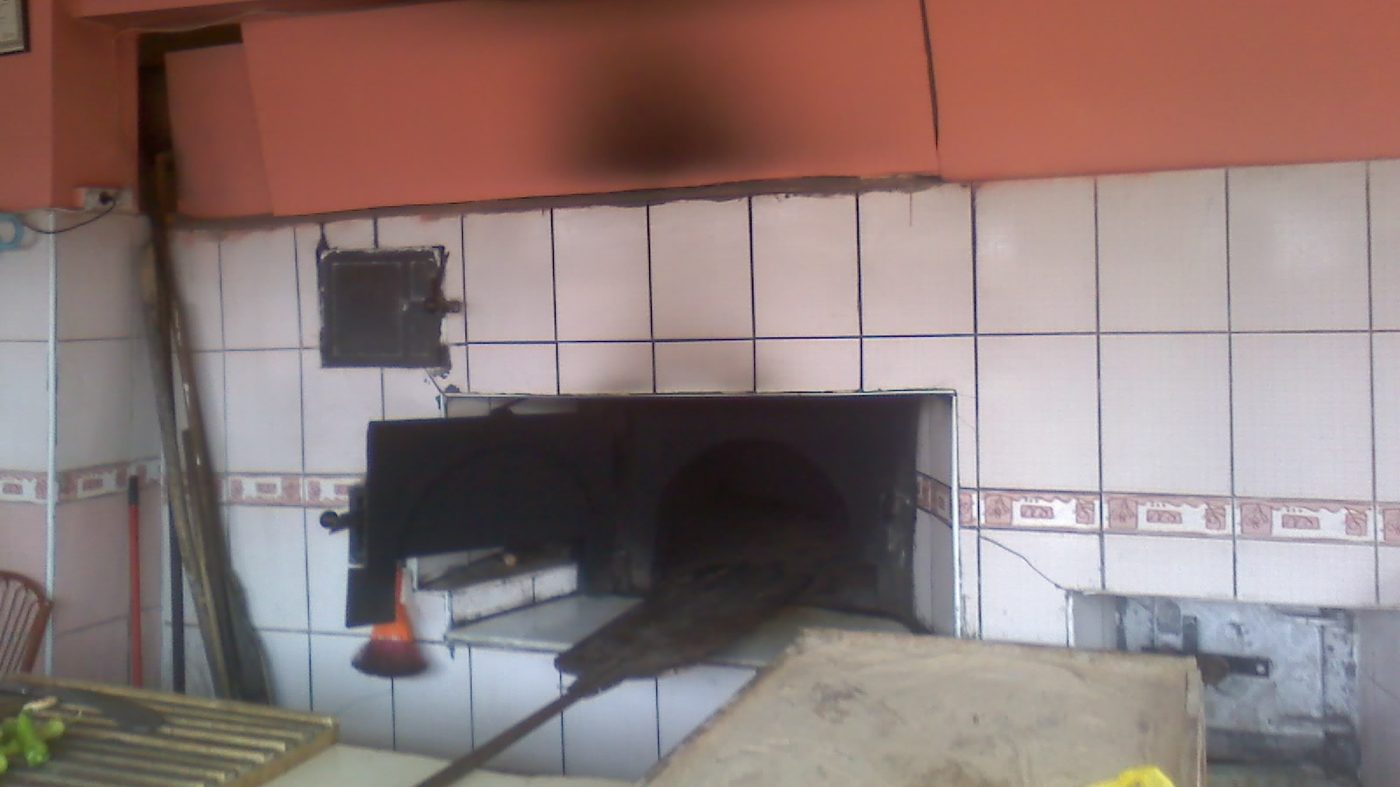 Ağzı açık taş pide fırını ve tahta pide küreği